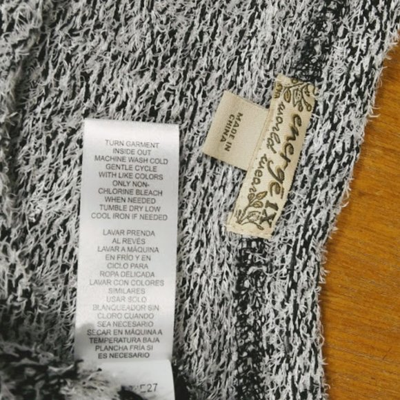 ENERGE*SWEATER*GRAY W/ BLACK AZTEC PATTERN* ENERGE BRAND* WOMEN 1X - Picture 3 of 7